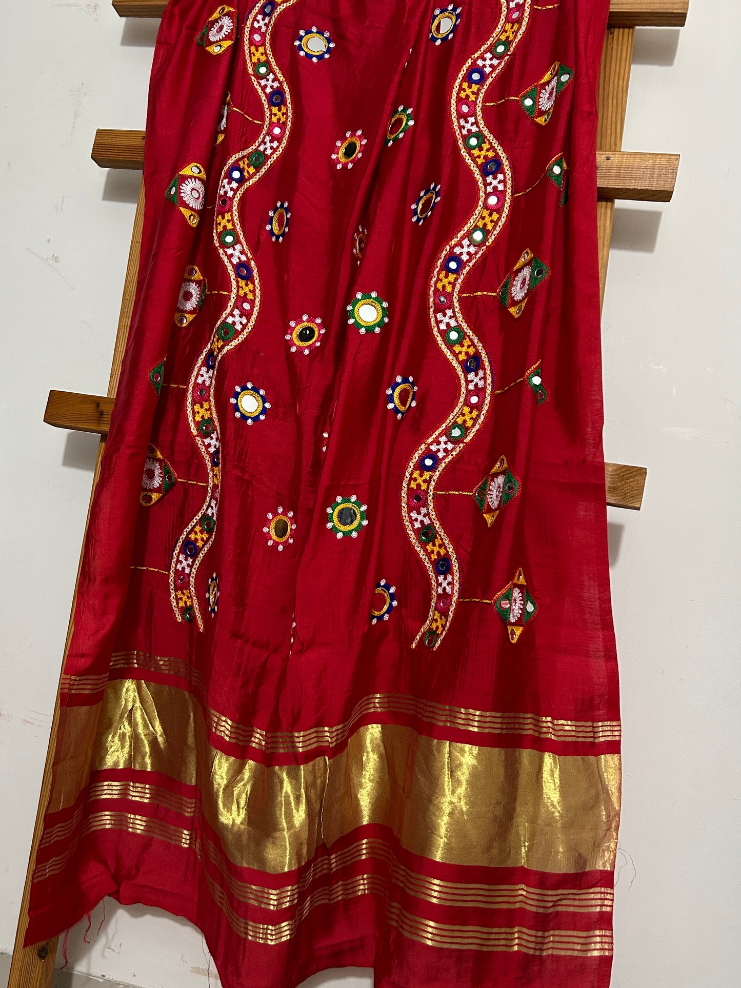 Semi Modal Kutch work Dupatta with lagdi pallu