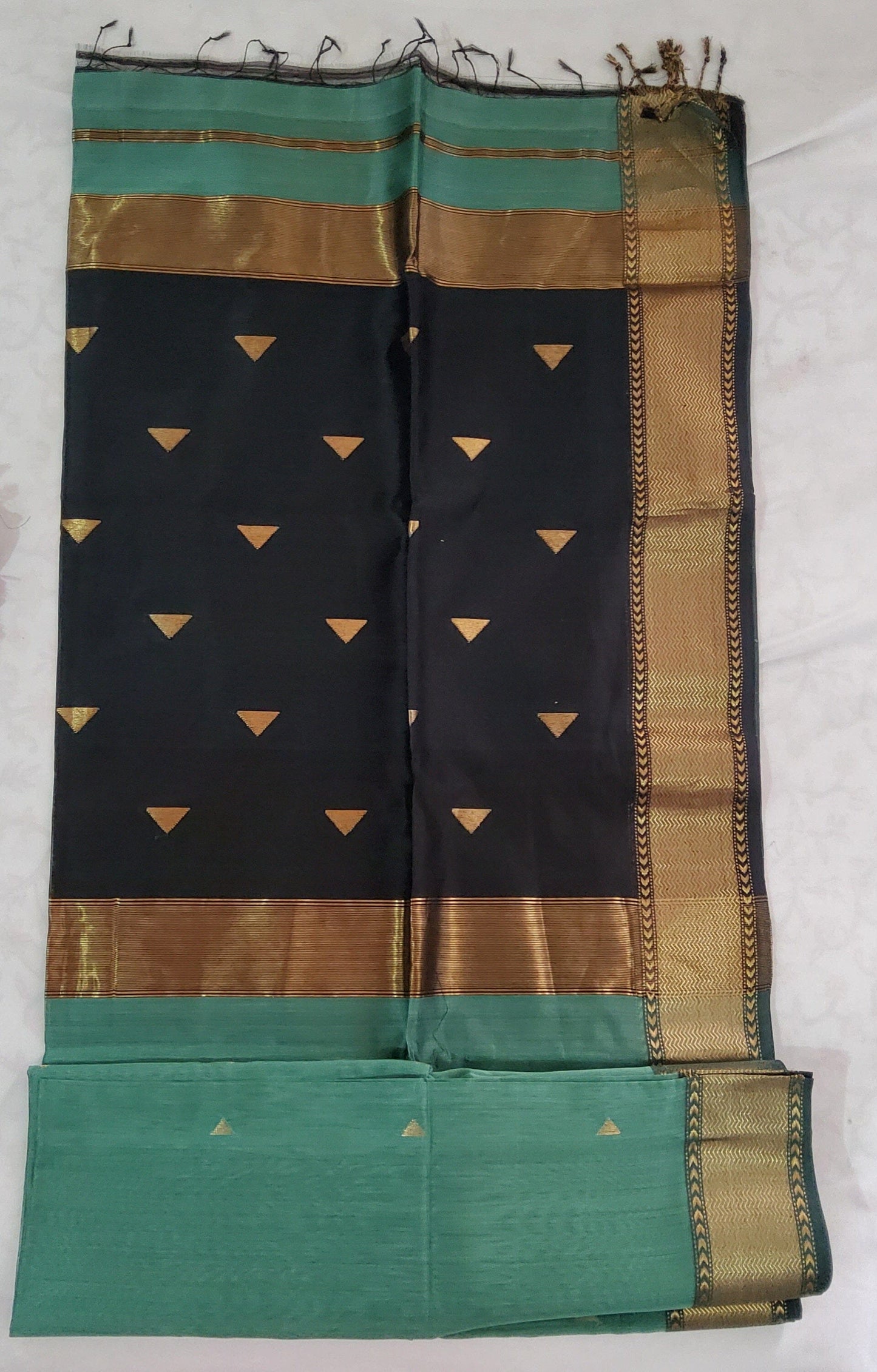 Maheshwari Silk Cotton Saree with All Over Bootis