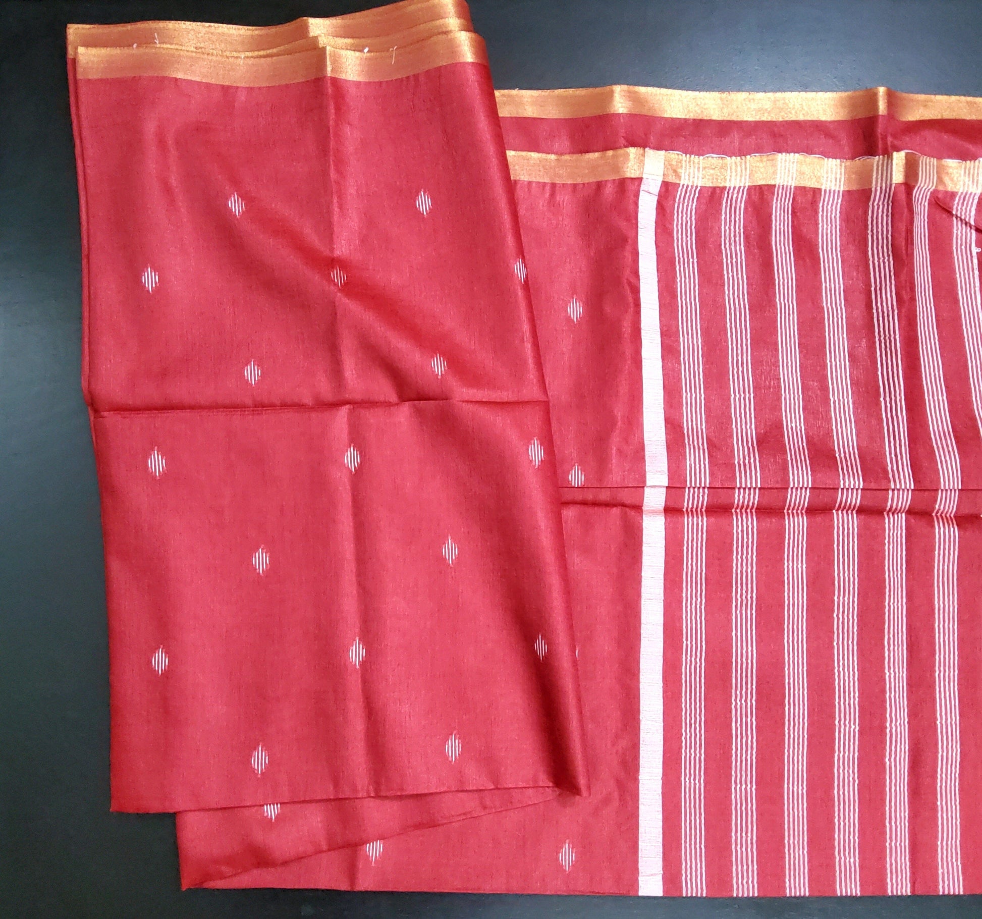 Maheshwari Silk Cotton Saree with Gold Border