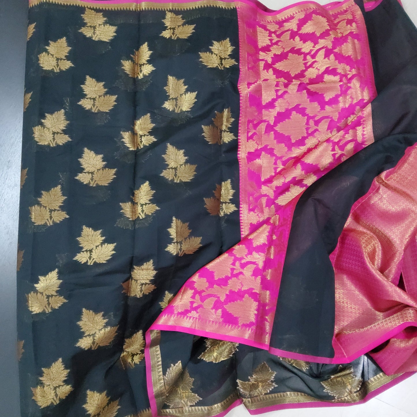Semi Kora Silk Saree with Contrast Pallu and Blouse