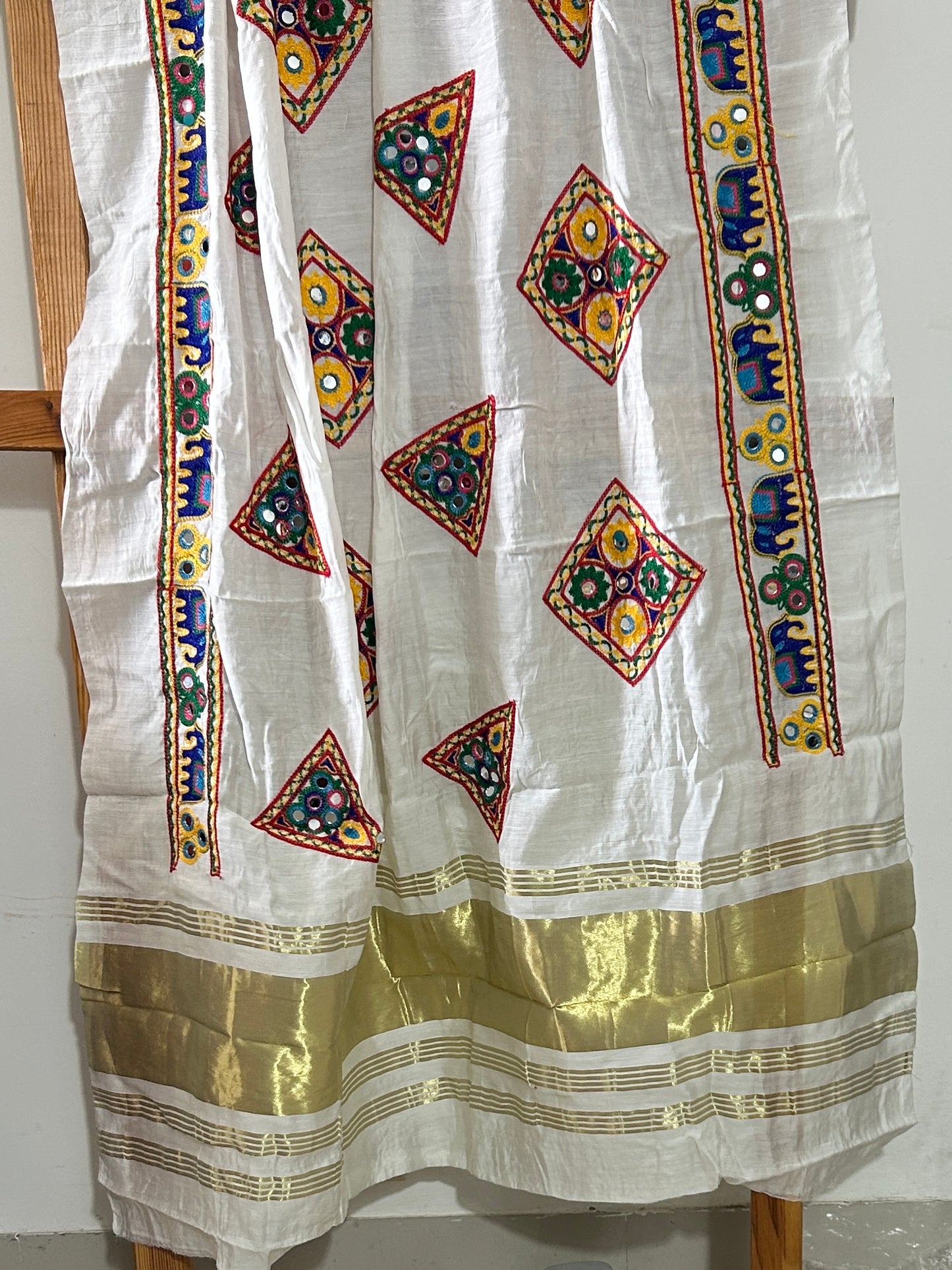 Semi Modal Kutch work Dupatta with lagdi pallu