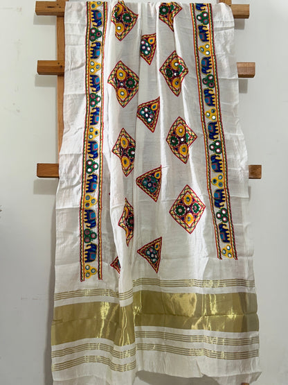 Semi Modal Kutch work Dupatta with lagdi pallu