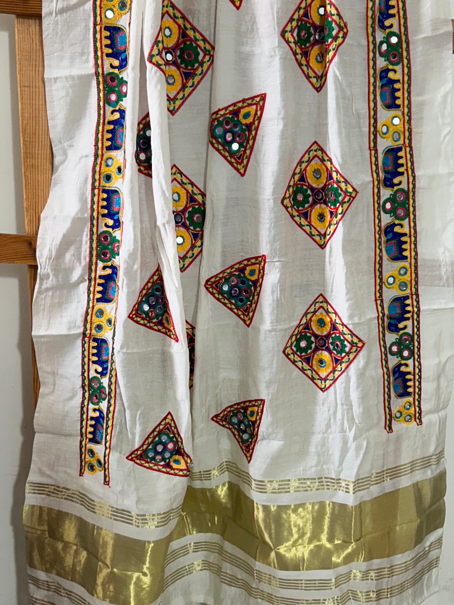 Semi Modal Kutch work Dupatta with lagdi pallu