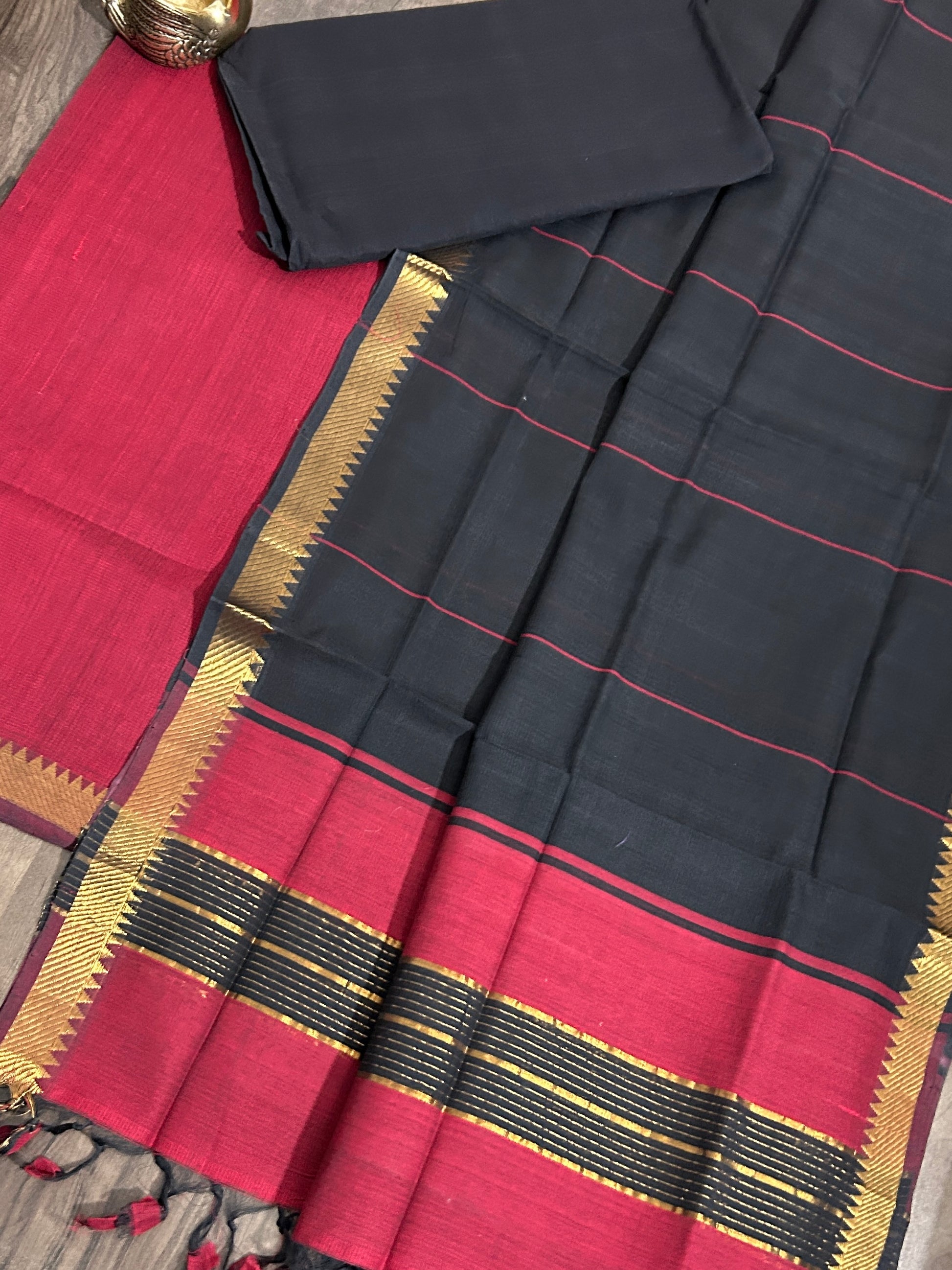 mangalagiri cotton dress material with zari border Pure Handloom Mangalagiri Cotton Dress Material *Top-Plain With Zari Border *Dupatta-lines with Zari Border *Bottom-Plain *Top-2.5M,Dupatta-2.4M&Bottom-2.0M