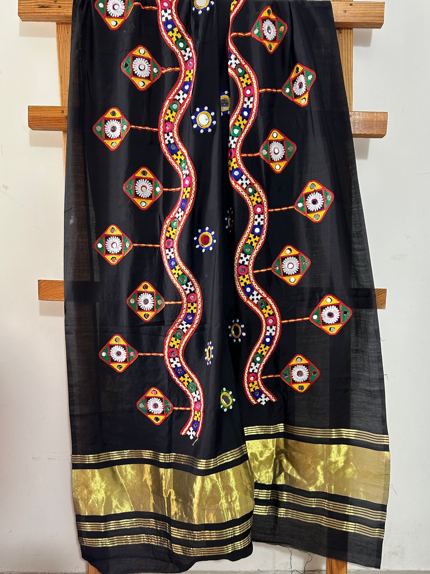 Semi Modal Kutch work Dupatta with lagdi pallu