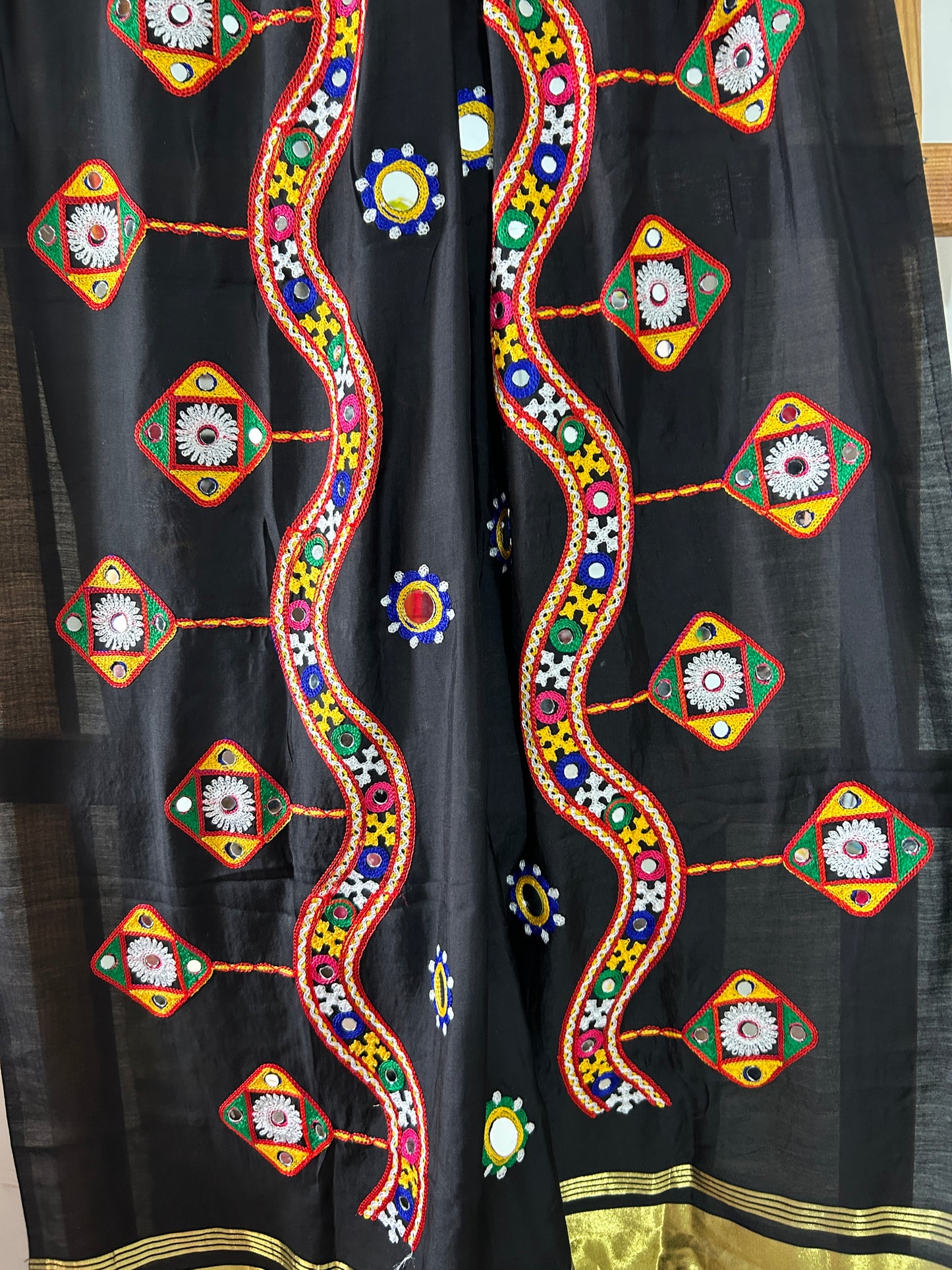 Semi Modal Kutch work Dupatta with lagdi pallu
