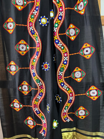 Semi Modal Kutch work Dupatta with lagdi pallu