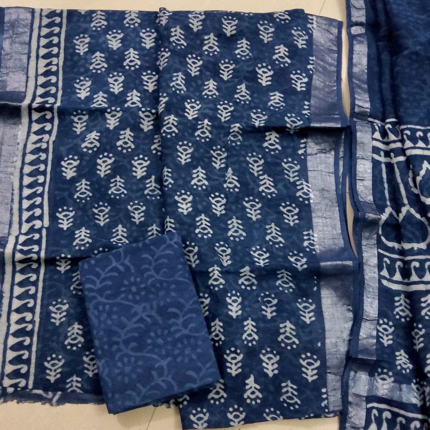 Indian Handmade Art Hand Block Blue Indigo Cotton Bagru Print Indigo Dabu  Print Fabric Natural Dye Indigo Blue Sewing Women Kurti, Garments, Suit, Dress  Fabric 2.5 Meter Indigo Blue Fabric : Amazon.in: