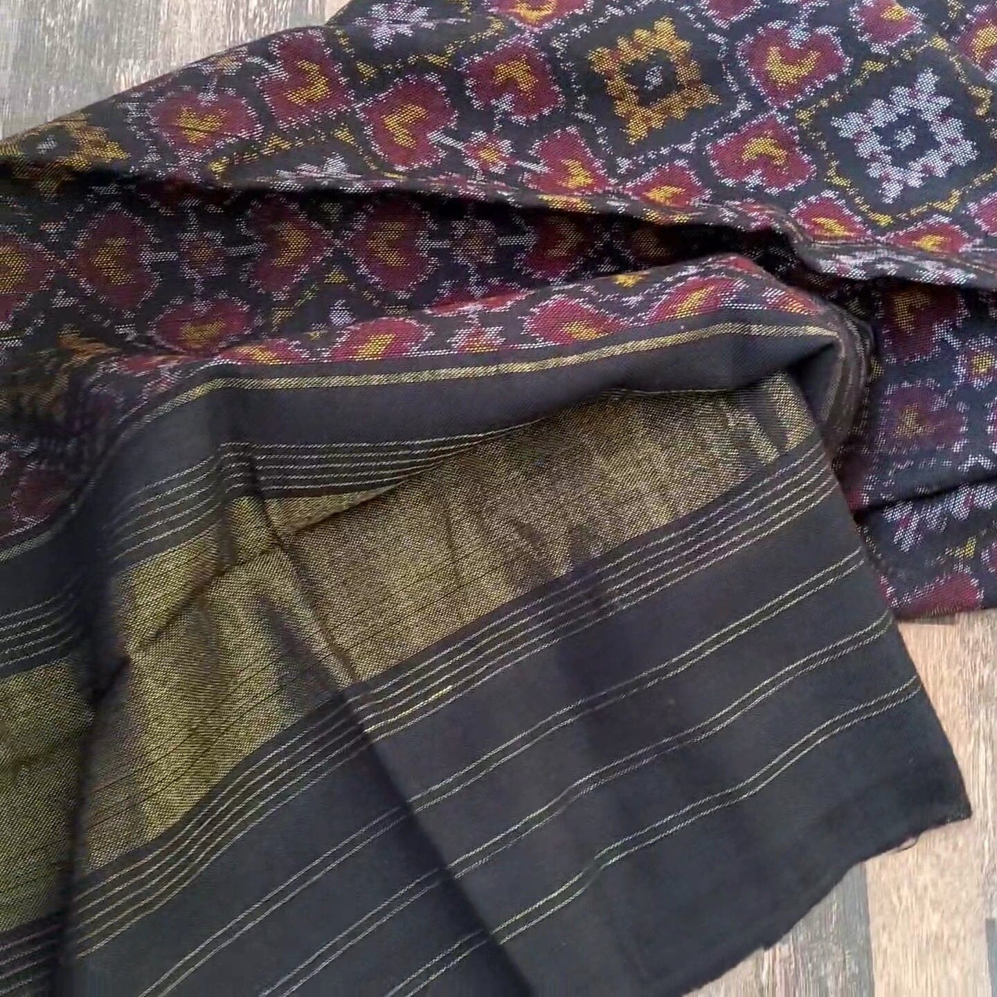 Paan Patola Motif PATOLA Hand woven woollen shawl with Zari Pallu